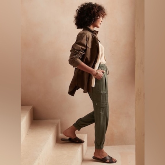 Banana Republic Tencel Cargo Jogger | Size Small Petite | Green - Picture 2 of 3